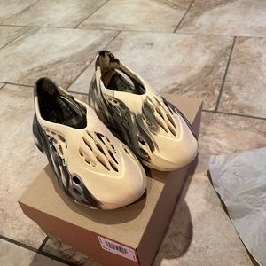 Yeezy foam runner sz 5